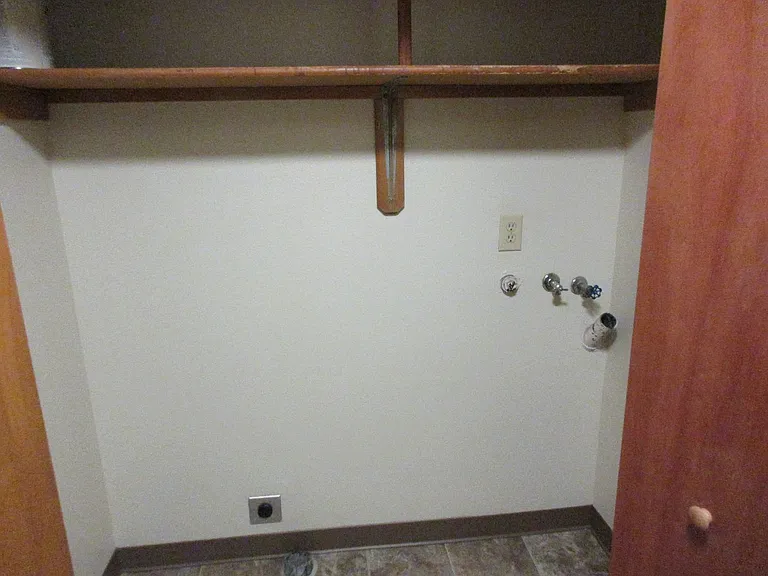 Large 2 bedroom w/ New carpet! — Photo 13