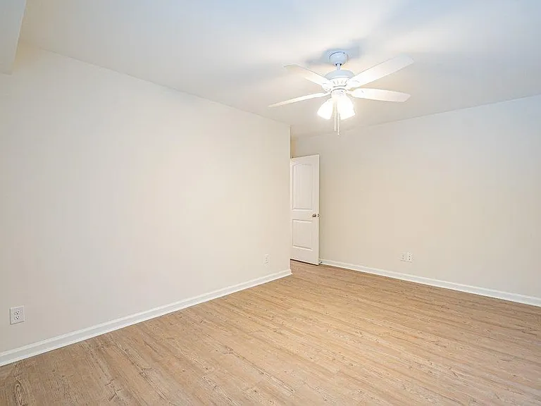 402 E 3rd St #B — Photo 15