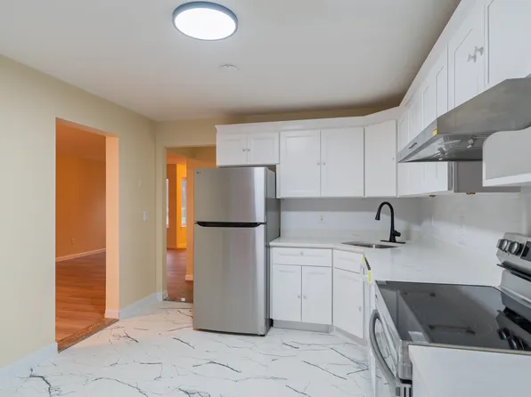 208 Castlewood Dr, Bloomfield, CT 06002