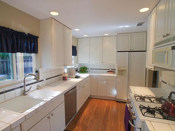2nd image of 2561 Tioga Way