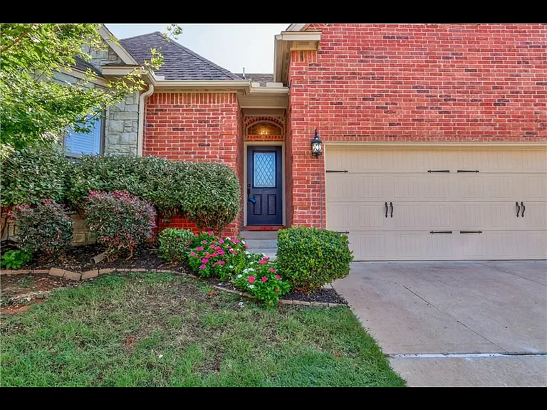 3720 Oakridge Cir — Photo 2