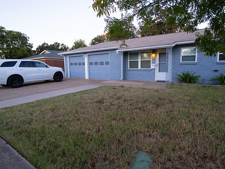 1004 Russell Ln — Photo 2