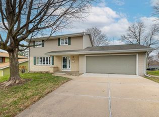 1862 Churchill Dr, Dubuque, IA 52001