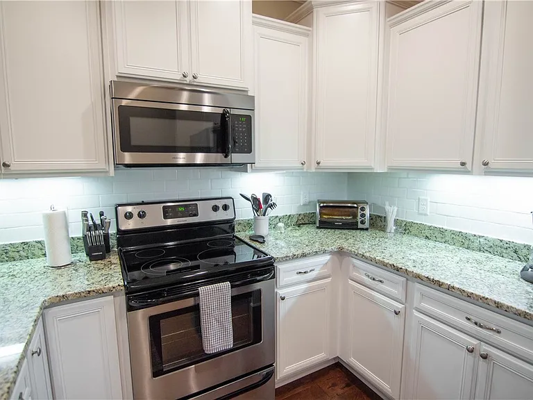 702 Mariners Cir — Photo 7