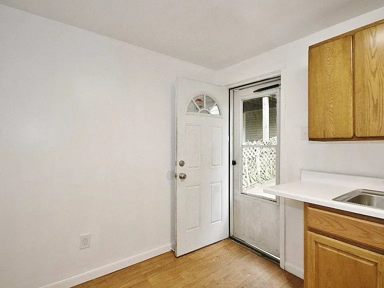 1423 Ridge Ave — Photo 4
