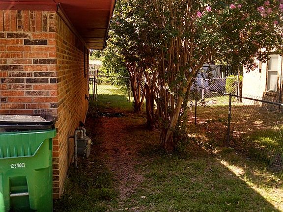 2nd image of 228 Bluebonnett Dr
