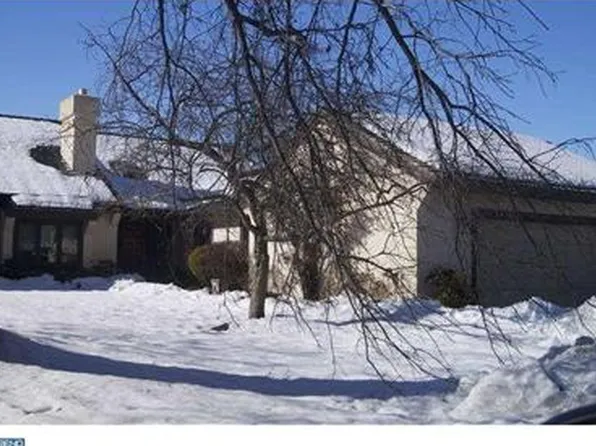 10 Tally Ho Ln, Blue Bell, PA 19422