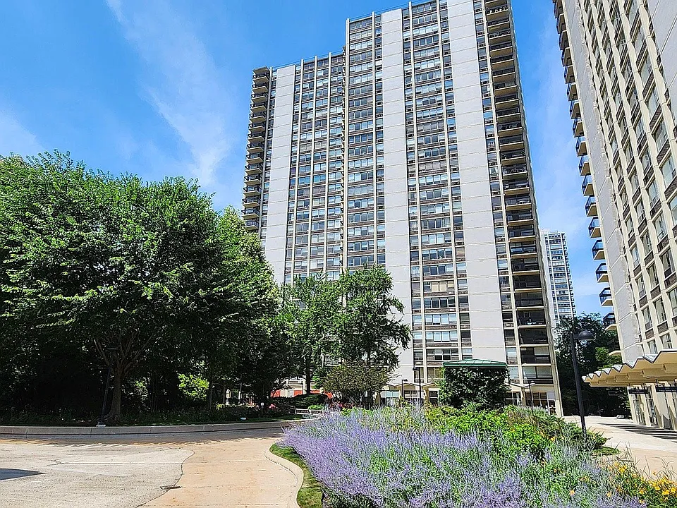 1360 N Sandburg Ter #1207
