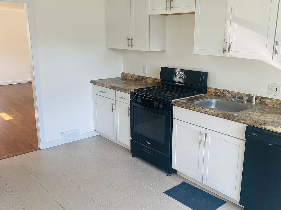 Eat-in kitchen