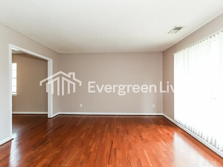 528 Leewood Ln — Photo 2