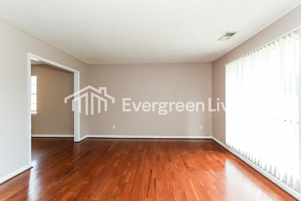 Building Photo - 528 Leewood Ln