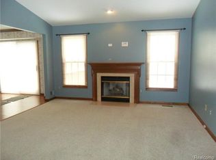 801 Woodridge Hills Dr, Brighton, MI