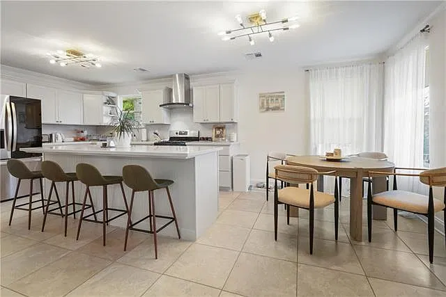 3 bed, 2.0 bath, 1900 sqft, $3,000 — Photo 2