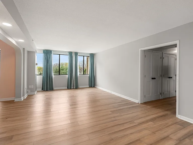 250 Hammond Pond Pkwy #609N — Photo 5