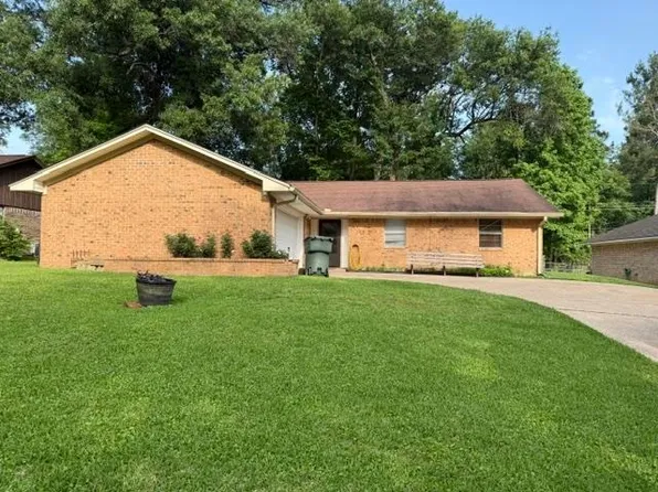 305 Robinhood Dr, Nacogdoches, TX 75961