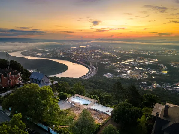 1107 E Brow Rd, Lookout Mountain, TN 37350