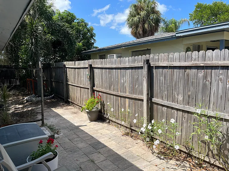 631 Lyndhurst St — Photo 13