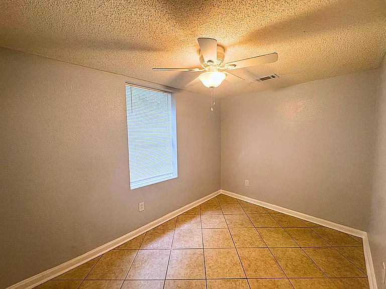 Willow Tree Apartments — Photo 34