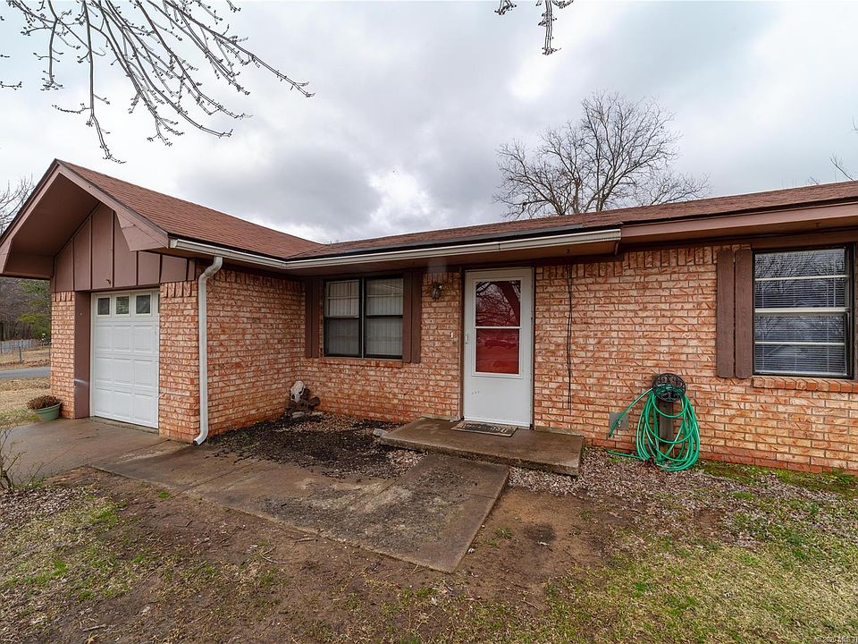 1st image of 105 East Dr