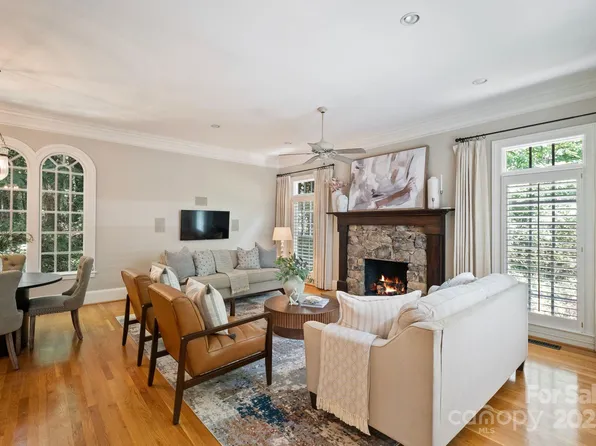 3819 Gleneagles Rd, Charlotte, NC 28210