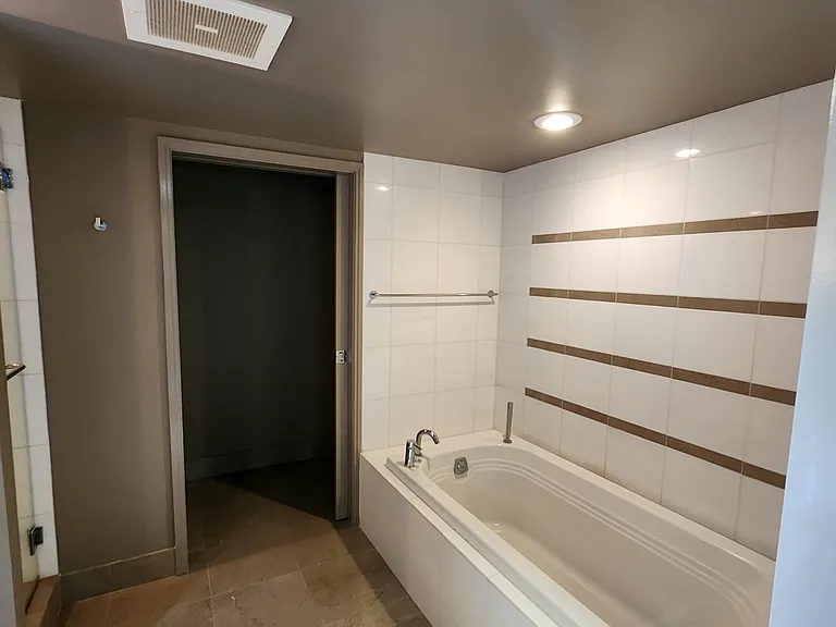 1177 Queen St #4409 — Photo 11