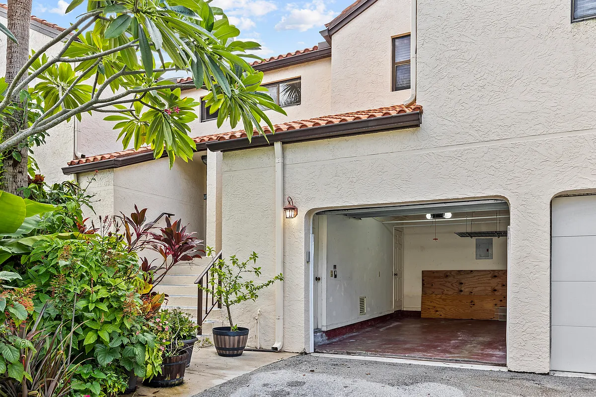 Building Photo - 15 Via De Casas Sur #204