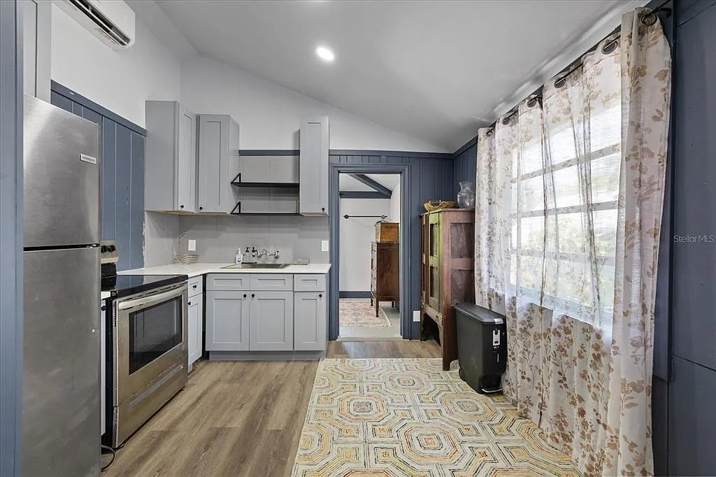 2 bed, 1.0 bath, 669 sqft, $2,500 — Photo 4