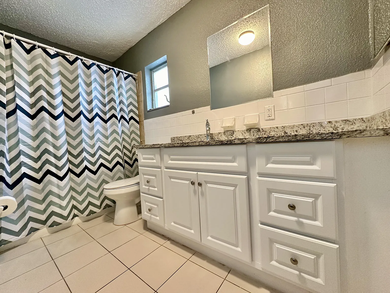 4 bed, 1.0 bath, 950 sqft, $884 — Photo 4