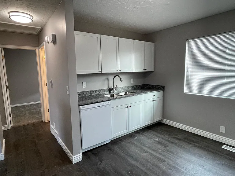 1224 W Indiana Ave #B — Photo 5