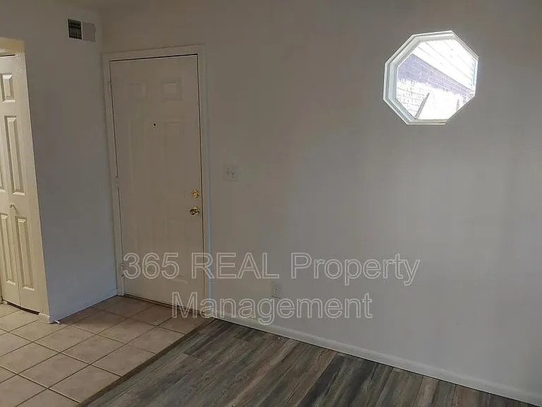 2551 24th St #B-1 — Photo 3