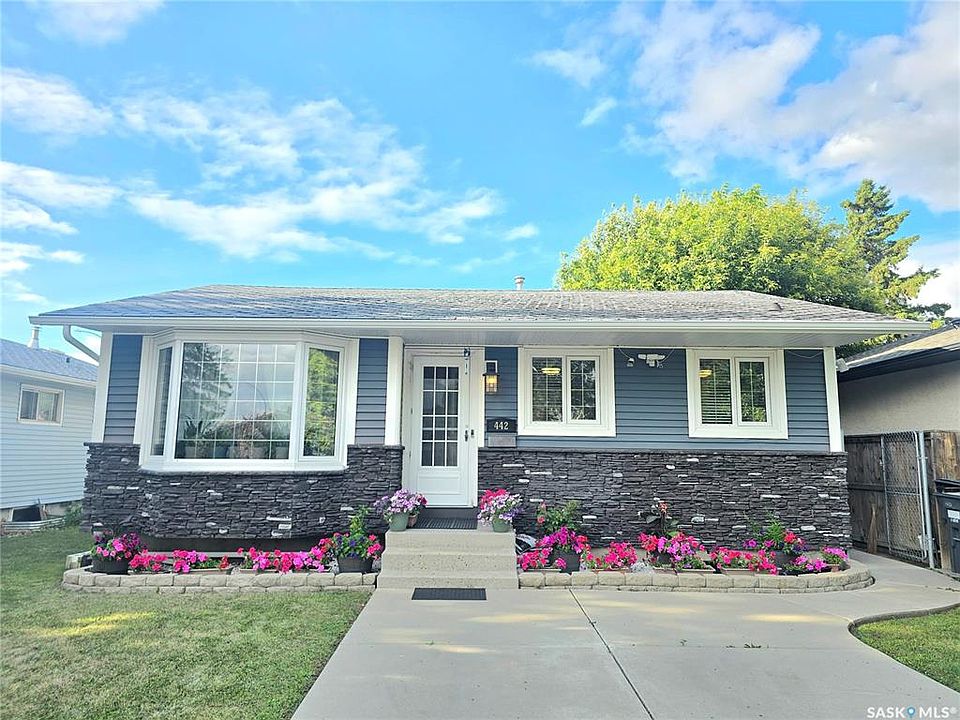 1st image of 442 Douglas CRESCENT