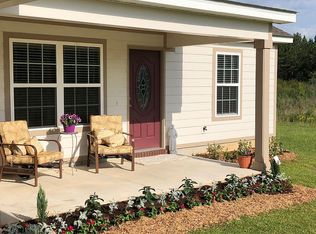 561 Lakepointe Dr, Chipley, FL 32428