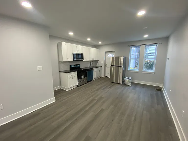 1111 S Peach St — Photo 2