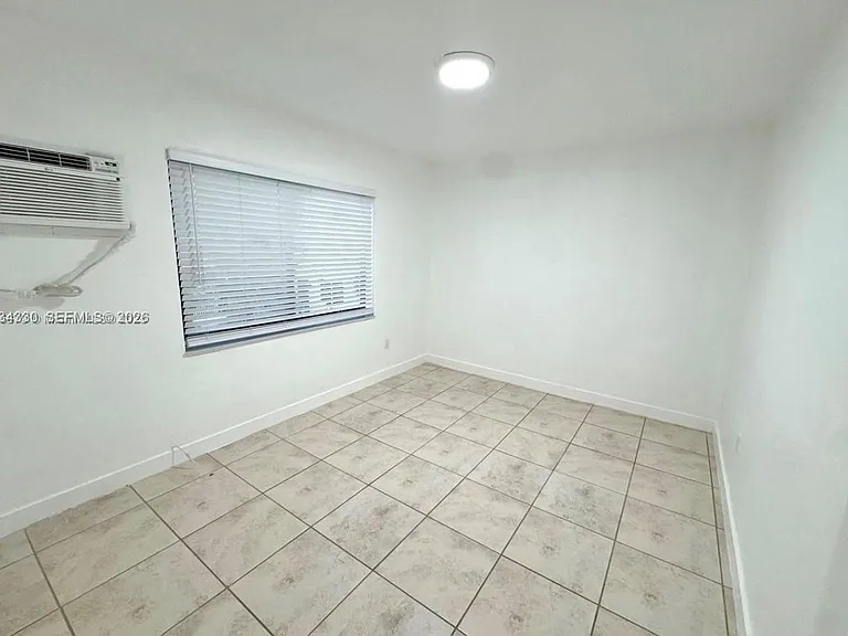 550 SW 10th St #6 — Photo 7