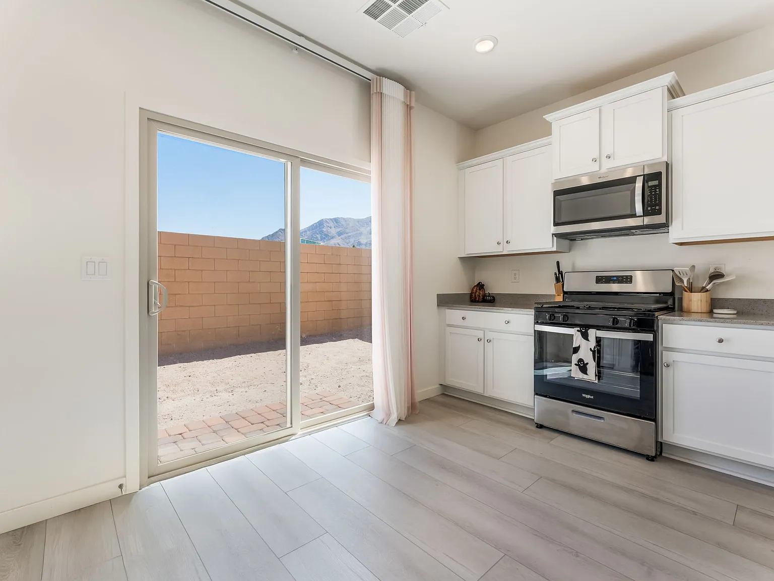 3 bed, 1469 sqft, $2,400 — Photo 2