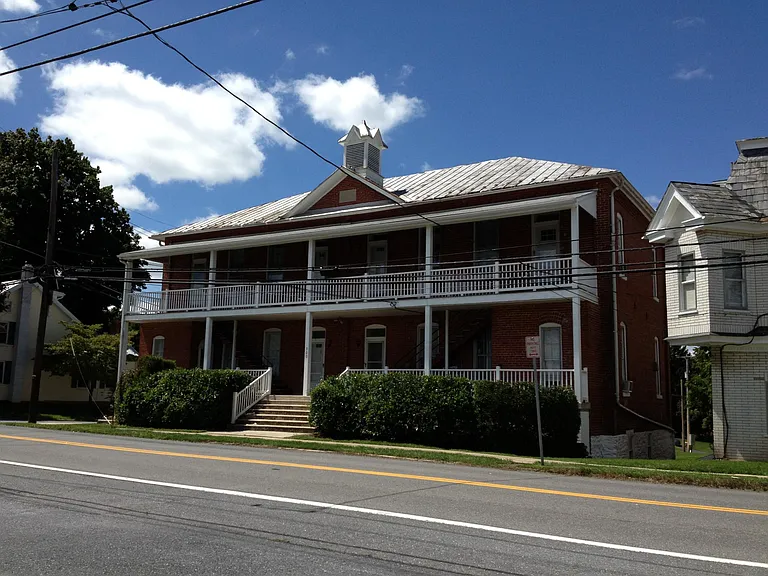 300 Main St #4 — Photo 1