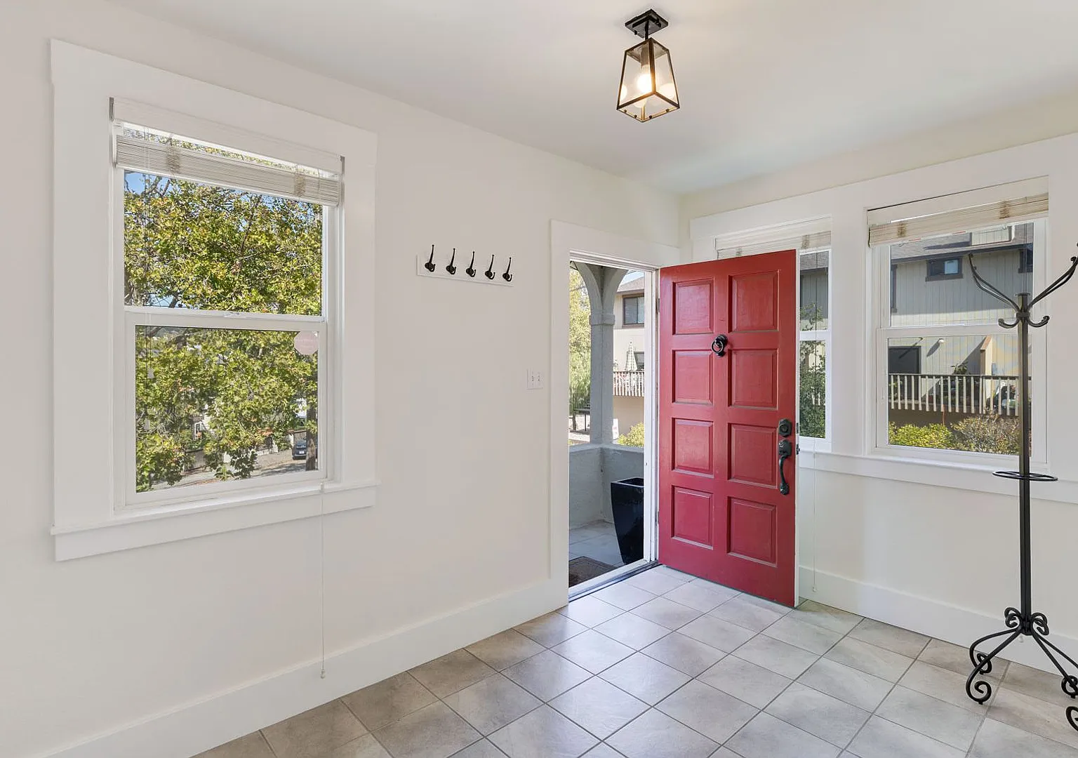 Three Bedroom / Two Bath Home In Nice Neighborhood Close To Albert Park And Downtown — Photo 2