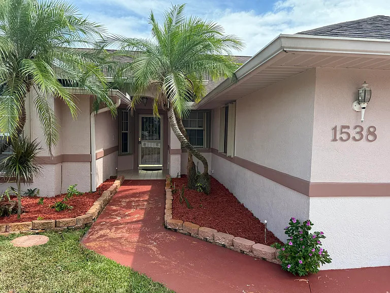 1538 SW Neptune Ave — Photo 3