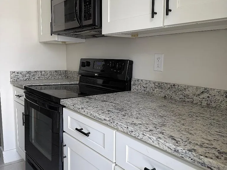 1913 NE 2nd St #1 — Photo 2