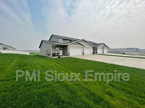5510 E Lebridge St Photo 1