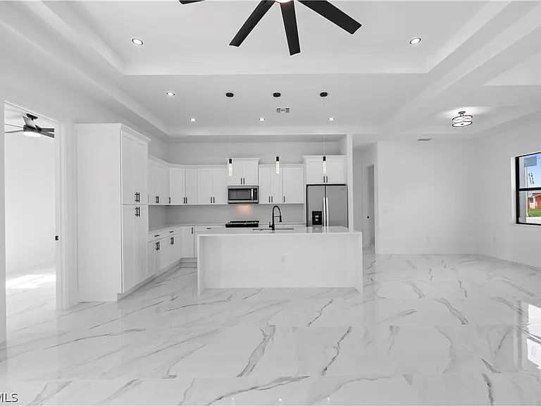 719 Fullerton Ave S — Photo 12