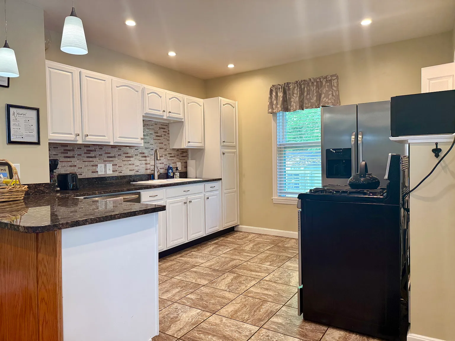 3 bed, 1.5 bath, $2,200 — Photo 2