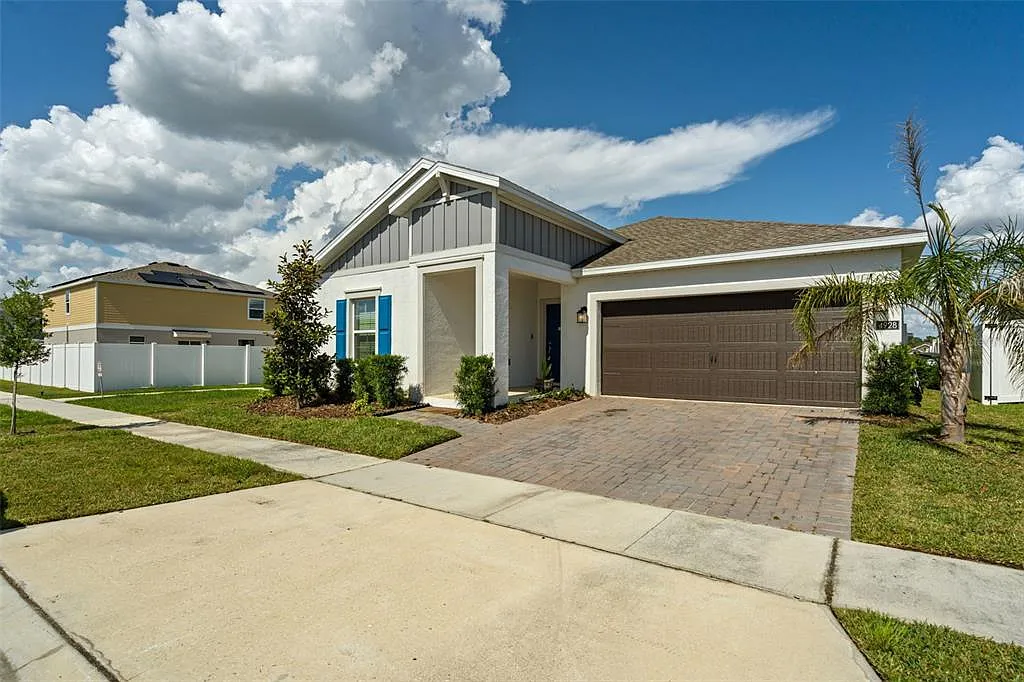 4 bed, 2.0 bath, 1922 sqft, $2,600 — Photo 1