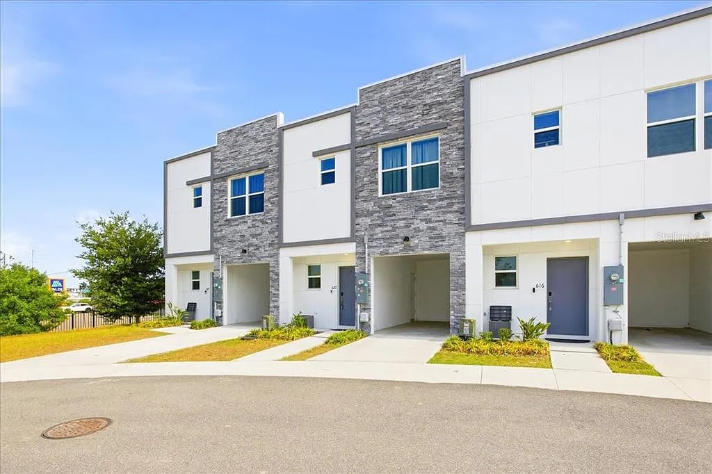 3 bed, 2.5 bath, 1493 sqft, $2,650 — Photo 2