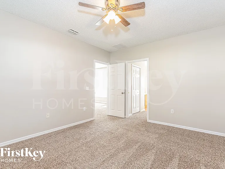 927 Cannes Dr — Photo 7