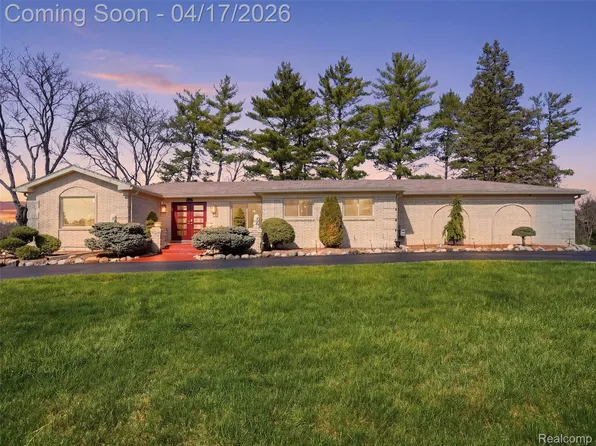 4886 Beacon Hill Dr, Bloomfield Hills, MI 48301