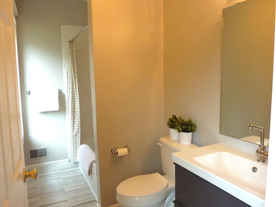 En-suite Bath w/tub