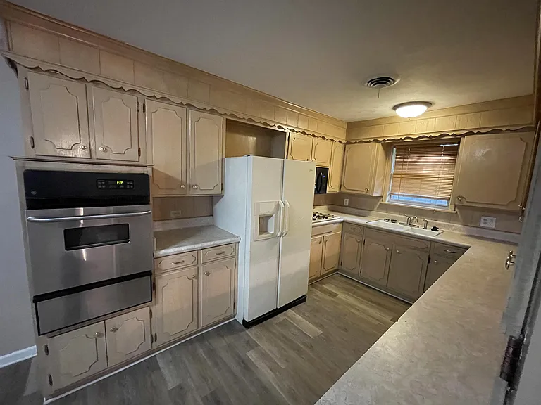 611 E University Dr — Photo 5