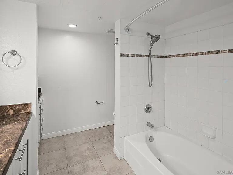 2400 5th Ave #438 — Photo 22