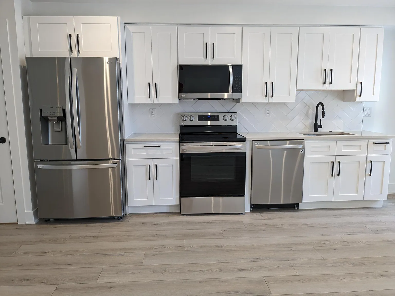2 bed, 900 sqft, $1,665 — Photo 2